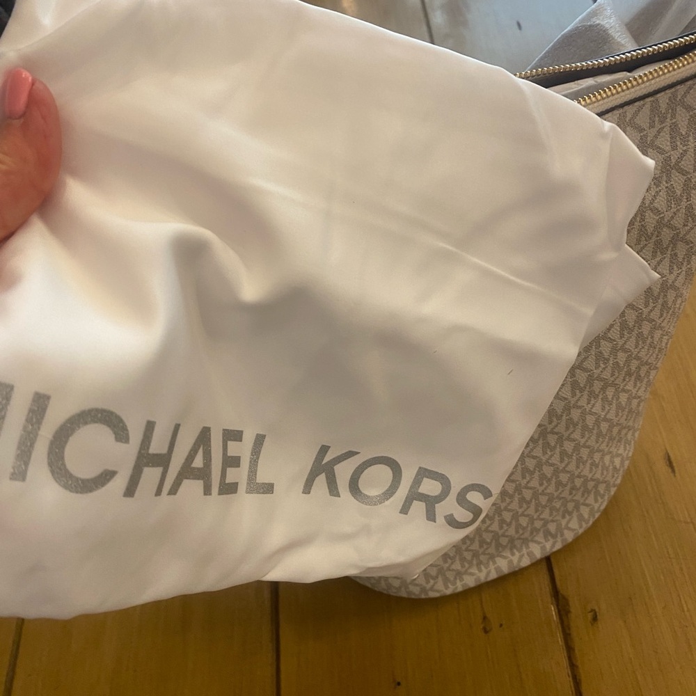 Michael Kors Cream Bucket Bag Brooke Vanilla NEW Authentic w tags dust bag 🎊 - Picture 6 of 15